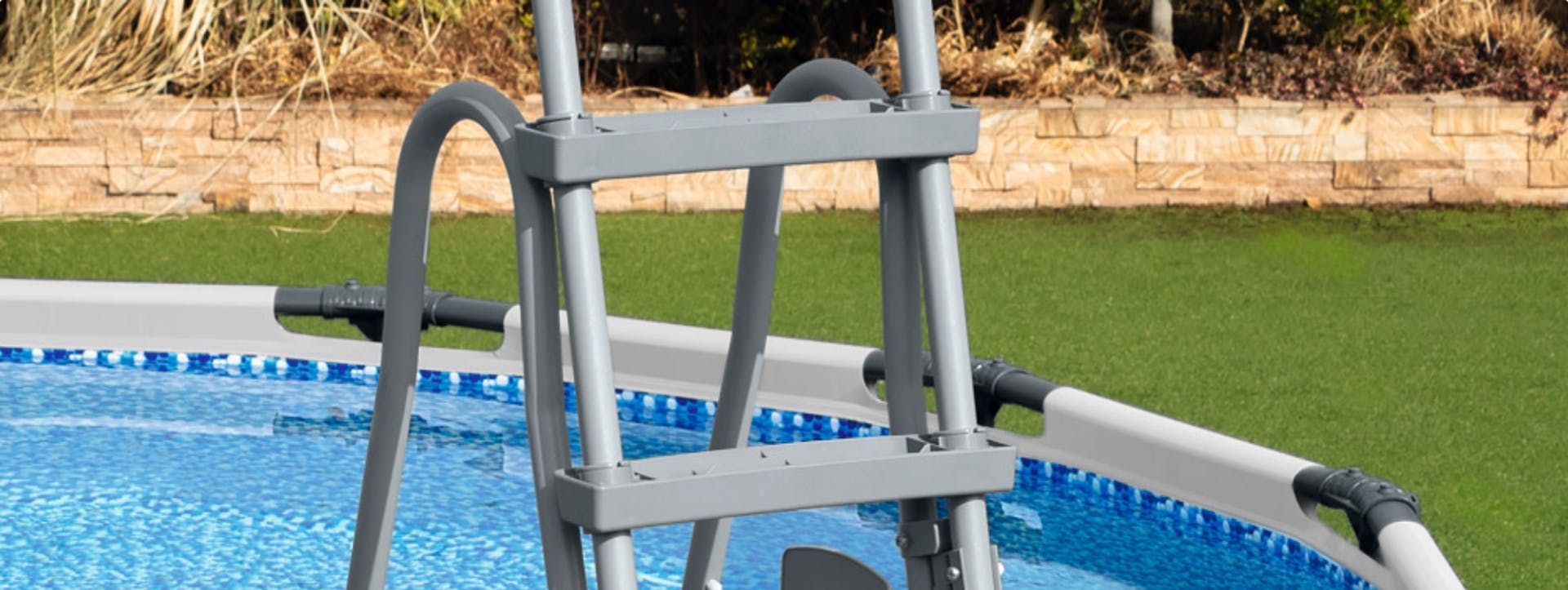 Come montare le scalette per la piscina fuori terra?